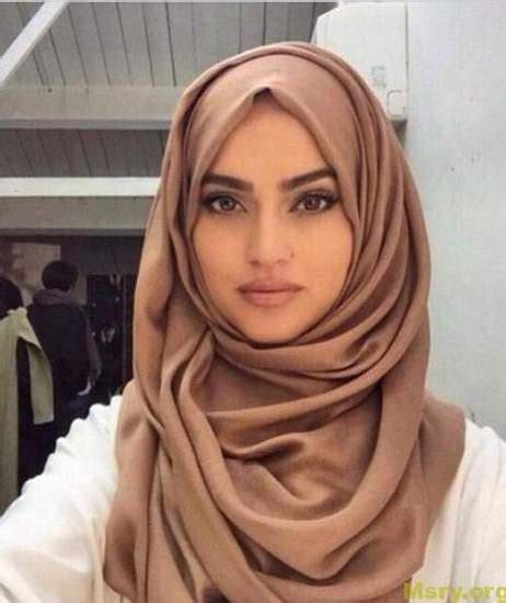 بنت جميلة جدا تضع الحجاب بأعين بنية خلابة Monawaat