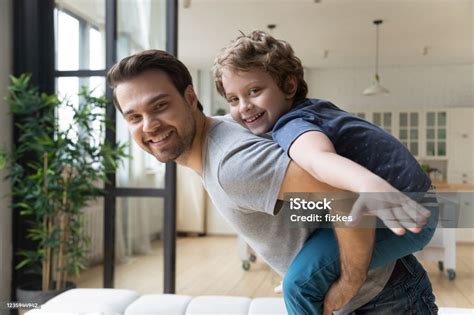 Porträt Von Glücklichem Vater Und Kleinem Sohn Der Zu Hause Spielt