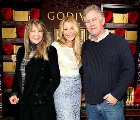 Ernie's birth flower is carnation and birthstone is garnet. Blake con su madre Elaine Lively y su padre Ernie Lively ...