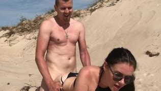 Fræk par har fræk amatør sex på stranden POV Nudie
