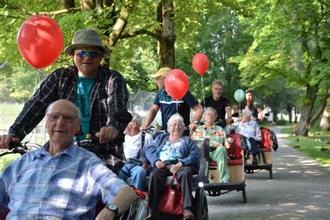 Seniorinnen Und Senioren Begeben Sich Auf Eine Entdeckungstour In