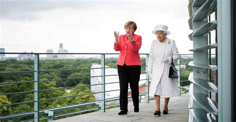 Psbattle Queen Meets Angela Merkel On Visit To Berlin Photoshopbattles