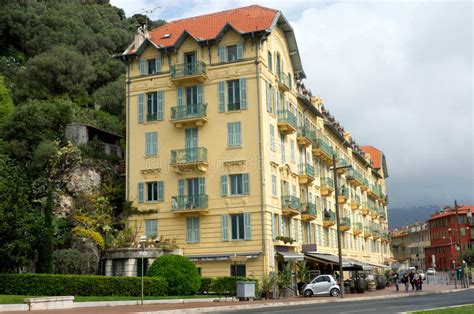 Γνωστοί δρόμοι της πόλης, όπου εξελίσσεται η κύρια οικονομική δραστηριότητα είναι οι: Νίκαια - αρχιτεκτονική κατά μήκος Promenade Des Anglais ...
