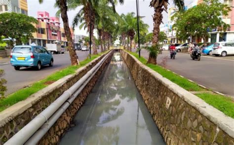 Sampah berupa kemasan makanan atau minuman yang terbuat dari kertas sampah organik mampu terurai secara alami dialam dengan bantuan mikroba. Potret Aliran Kali Sungai di Kalideres yang Bebas dari ...