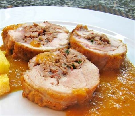 Preparar el pollo, limpiándolo a la perfección y retirando sus también puedes cocinar primero el tocino y luego agregar la manzana y las almendras, para que no. Receta de pollo relleno thermomix - Unareceta.com