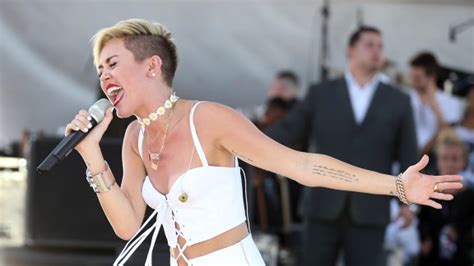 Miley Cyrus Says Shes Grown Now And Can Date Other People So Get