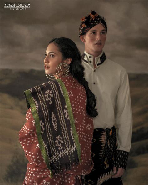 Nah jadi sekarang itu sedang ada festival likurai timor 2018 yang diadakan di bukit fulan fehan, belu. Mike Lewis & Pevita Pearce, Nusa Tenggara