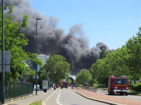 Suivez les événements en direct, participez à l'antenne et partagez avec les auditeurs ! Ile-de-France : un impressionnant incendie en cours dans ...