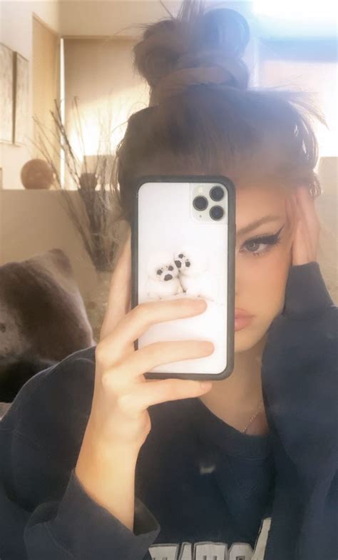 Pin By ⒼⒽⓄⓈⓉ 🅖🅔🅔🅩🅨 On ᴸᵒʳᵉⁿ ᴳʳᵃʸ Loren Gray Iphone Mirror Selfie