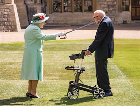 Captain sir tom moore has been admitted to hospital with coronavirus, his daughter has said. Sir Tom Moore: Ritterschlag no Rollator-Weltrekord a ...