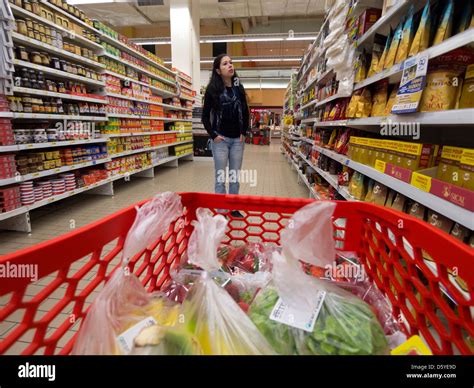 Pasillo De Supermercado De Personas Fotos e Imágenes de stock Alamy