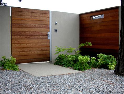 This guide will discuss ideas gates, because they, being at the entrance and in view of all, are the calling card of your homes. Modern garden entrance | http://lomets.com