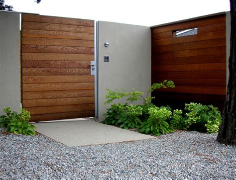 Adding some colors to your outdoor space is always a good idea. Modern garden entrance | http://lomets.com