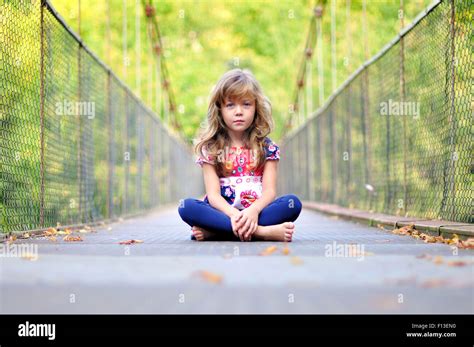 Portrait D Une Petite Fille Assise Sur Un Pont Banque D Images Photo