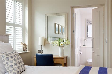 Sometimes a small bedroom can feel more like a cave than a cozy refuge. 8 Easy Ways to Make a Small Room Look Larger