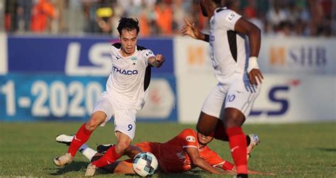 Supachok bị ngã trong vòng cấm indonesia nhưng hậu vệ chủ nhà đã có pha vào bóng chính xác nên trọng tài không thổi penalty. HAGL 3-0 TPHCM: Vì sao Văn Toàn ngã mãi mà không được ...