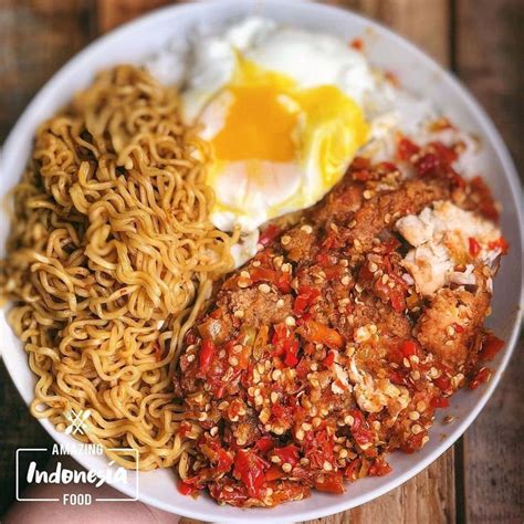 Ayam geprek adalah perpaduan ayam yang dibalut dengan tepung renyah. Resep Indomie Ayam Geprek Super Pedas Bikin Nagih