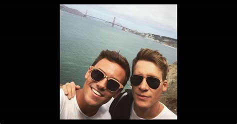 Congratulations are in order for tom daley and his husband dustin lance black the brief statement read: Tom Daley et son fiancé Dustin Lance Black à San Francisco ...