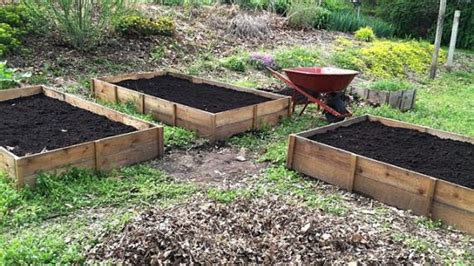 Savvy gardening shows you how to make a concrete block raised bed. $10 Cedar Raised Garden Beds | Ana White