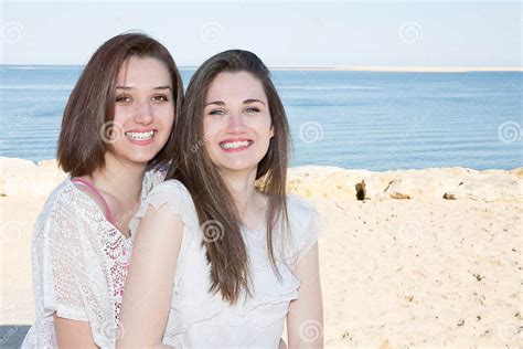 Junge Lgbt Mädchen Verbinden Lesbe Auf Dünen Auf Den Strand Setzen