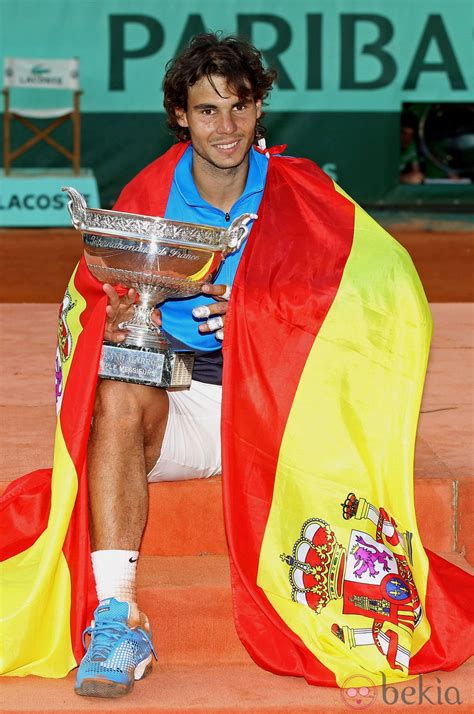 Rafa Nadal Se Envuelve En La Bandera De España Tras Ganar Roland Garros