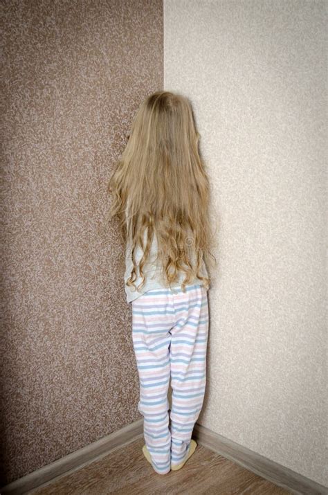 Niegrzeczna Mała Dziewczynka Stoi W Kącie Zdjęcie Stock Obraz Złożonej Z Depresja Domowy