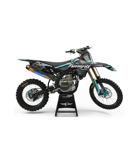 Kits adesivos, tampas de assento, cabos de embraiagem e gás, chassis, escape aqui você pode ver todas as peças de reposição e acessórios disponíveis para yamaha yzf 450 2014. KOMPLET GRAPHIC KIT YAMAHA YZF 450 2014-2017