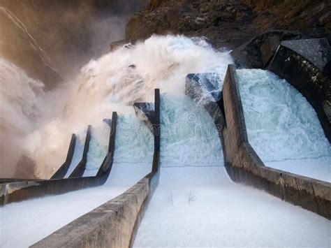 Barrage De Contre Verzasca Cascades Spectaculaires Image Stock Image