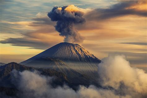 лучи облака вулкан магма на телефон Обои на рабочий стол Mirowo