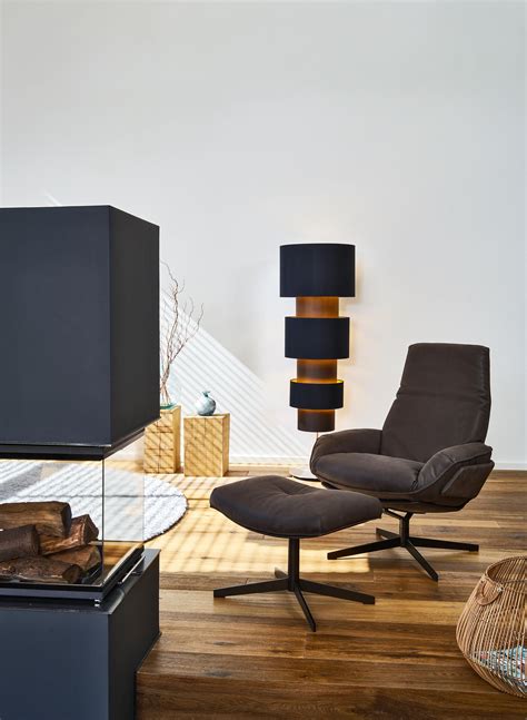 It has a 300 lbs loading capacity. Pin by Sara Pereira on Armchair in 2020 | Eames lounge ...
