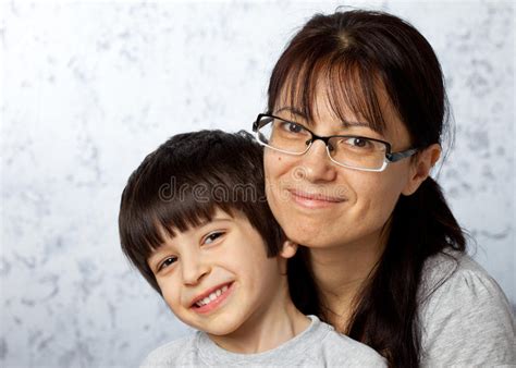 Madre E Hijo Felices Imagen De Archivo Imagen De Mirando 28675875