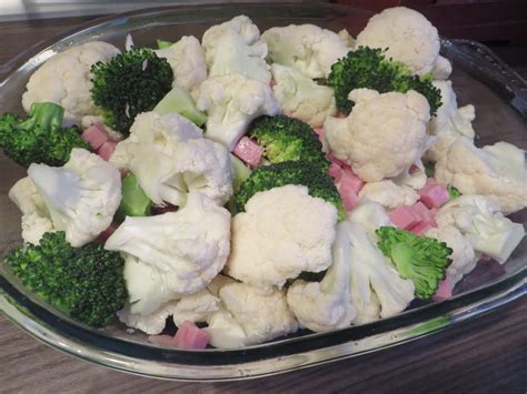 Ovenschotel met bloemkool broccoli en hamblokjes