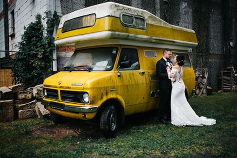 Jeder brautkleid kann maßgeschneidert werden. Hochzeitsfotos vom Paarshooting mit dem Brautpaar. Die ...