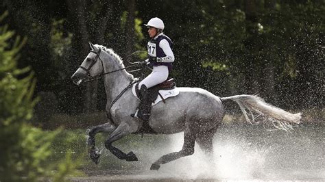 Georgie Campbell: British event rider dies from fall during competition
