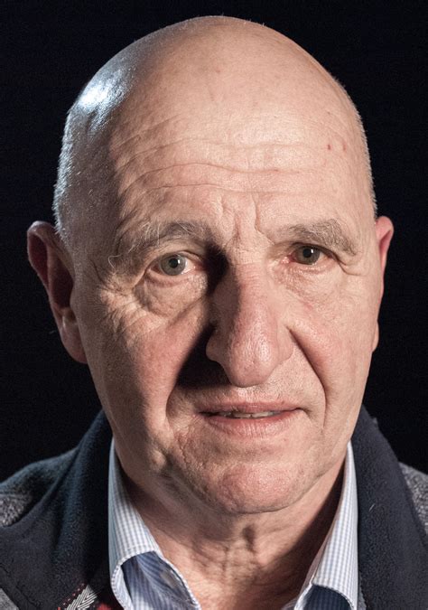 Spisovatel ondřej neff má autorskou práci na knihách v krvi, jeho otcem byl spisovatel vladimír neff. Ondřej Neff (1945)
