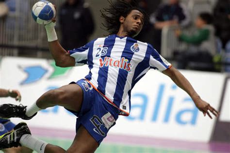 Os dragões juntam, assim, a taça ao campeonato nacional, prova que venceram só com vitórias, um feito inédito na história do andebol português. Dragão que é Dragão lança labaredas!: Andebol * FC Porto ...