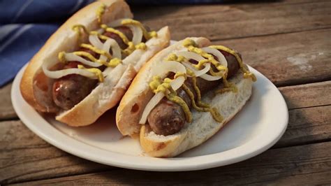 How To Make The Perfect Beer Brat With Johnsonville Brats Youtube