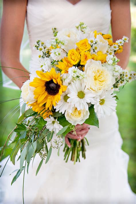 20 Sunflower Bouquets That Will Brighten Up Your Wedding Day Bouquet