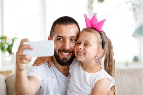 Feliz Padre Joven Tomando Selfie Con Su Linda Hija Pequeña Primer Plano De Los Rostros 2022