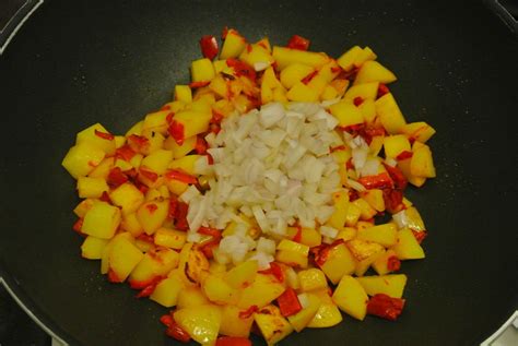 Gebakken aardappeltjes met geroosterde paprika en ui