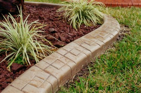 Another cheap yet beautiful choice is concrete for garden edging as it is both decorative and functional. DIY Concrete Landscape Edging Ideas | Beetumwandungen ...