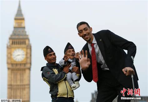 세계서 가장 키작은 남자와 키큰 남자 런던에서 회동3 인민넷 조문판 人民网