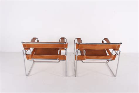 Structure en acier inoxydable chromé. Paire de fauteuils "Wassily" cuir fauve / cognac d'après M ...