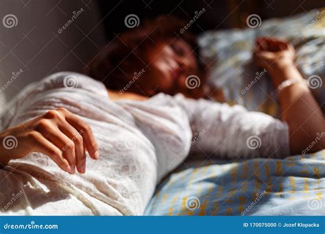 Mooie Slapende Vrouw In Witte Sierkleding Stock Foto Image Of Ochtend