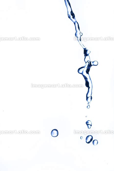 滴り落ちる水の写真素材 24603023 イメージマート