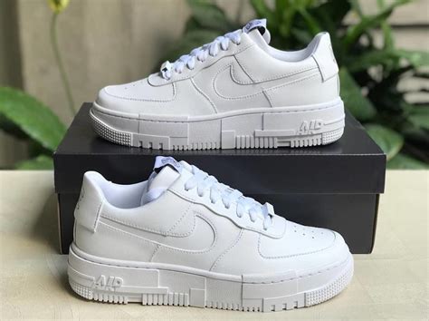 Using a clean theme, this air force 1 pixel features white leather across the upper while the same shade covers the tongue, laces, midsole, and rubber outsole. Avis CK6649 100 : que vaut la Nike W Air Force 1 AF1 ...