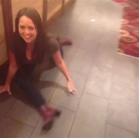 Mps Wife Karen Danczuk Does Splits In The Pub During Prosecco Fuelled