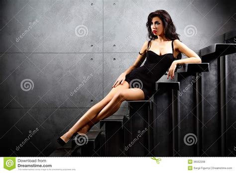 Mulher Moreno Sexy Que Senta Se Em Escadas Foto De Stock Imagem De Pessoa Postura 36552208