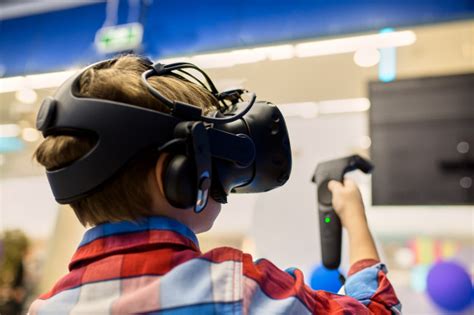 Juega online en todas las categorías, descubre mini juegos online que te apasionarán. Concepto moderno de tecnología, juegos y personas: niño con casco de realidad virtual o gafas 3d ...