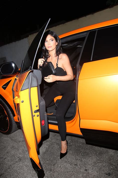 Kylie Jenner expose ses gros seins tout en prenant son dîner Photos Vidéo Célébrité nue